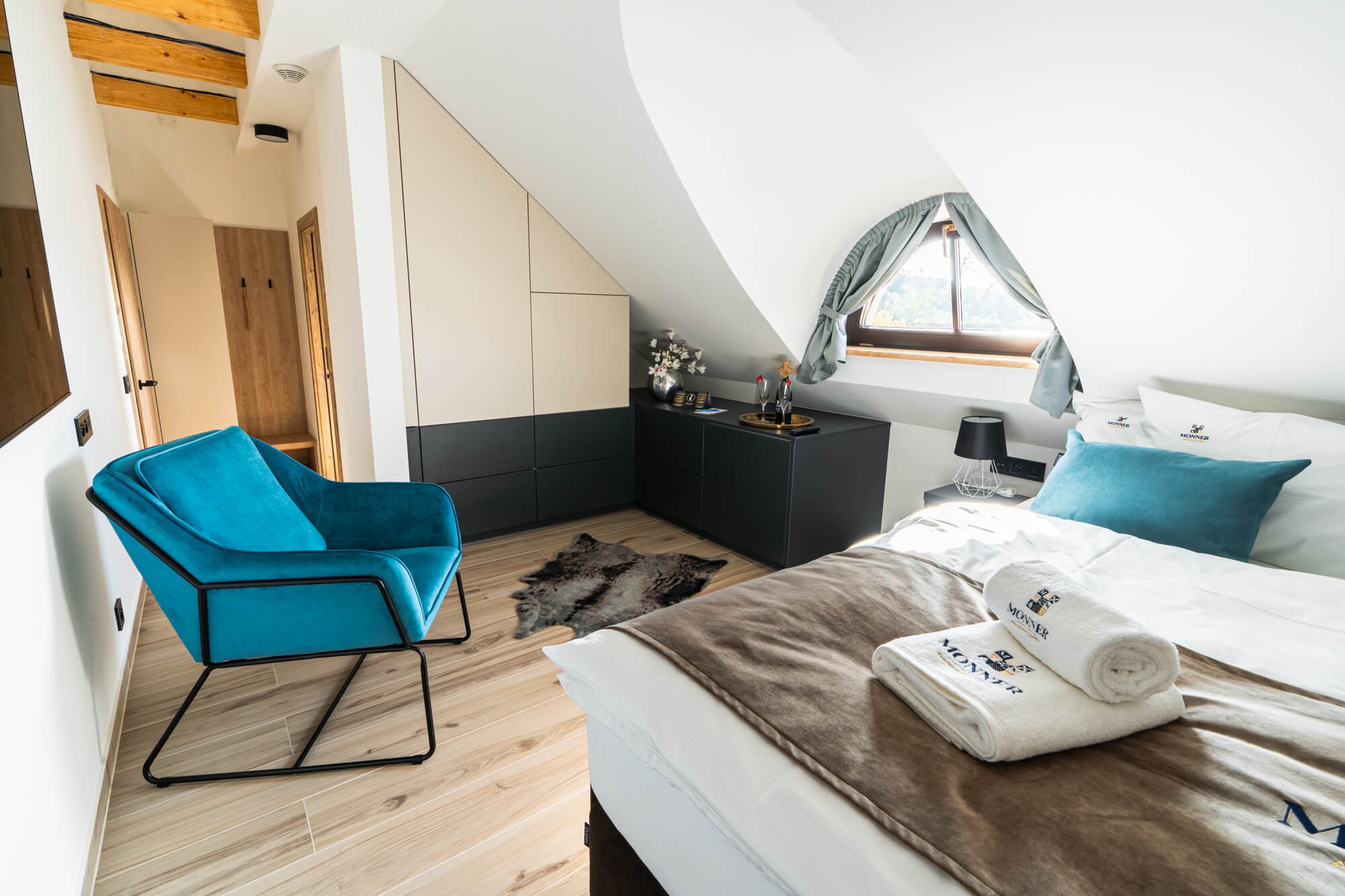 Turold – podkrovní dvoulůžkový pokoj s designovou koupelnou – fotografie 3